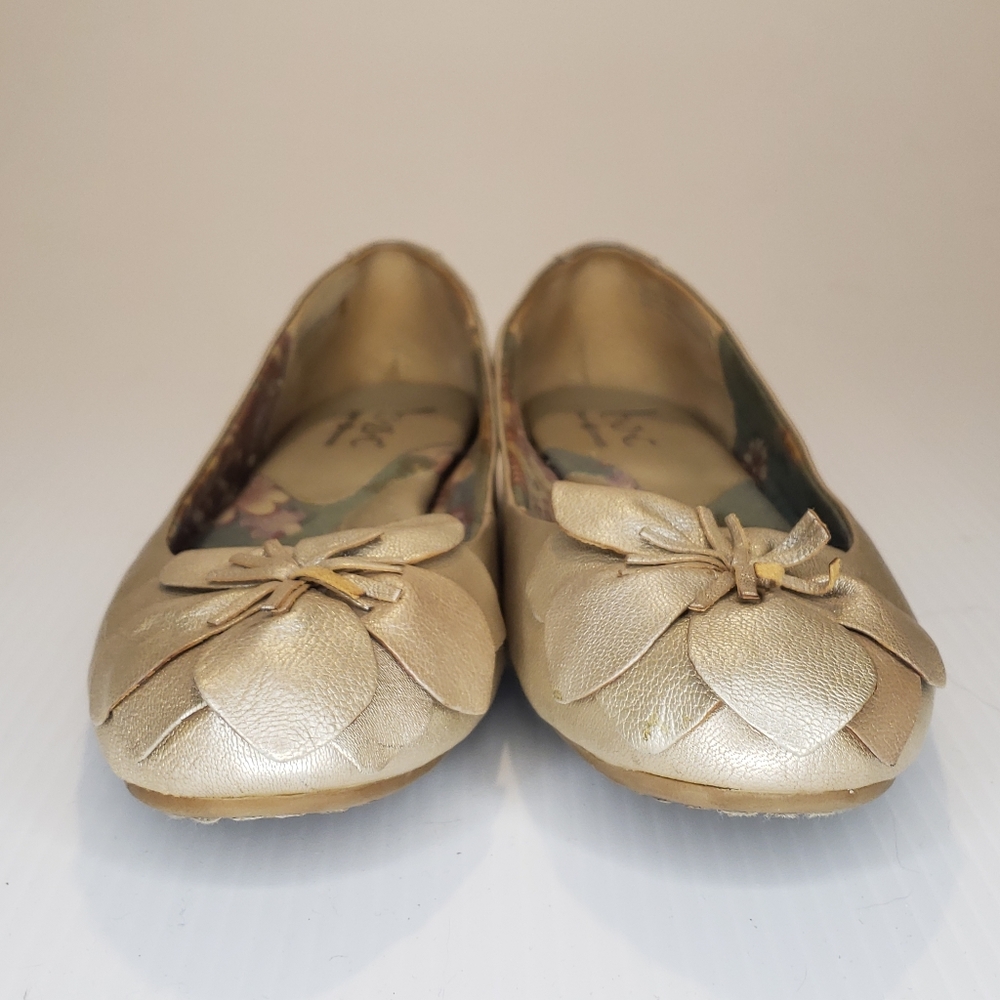 boc Gold Metallic Flat with Flower Detail 7.5